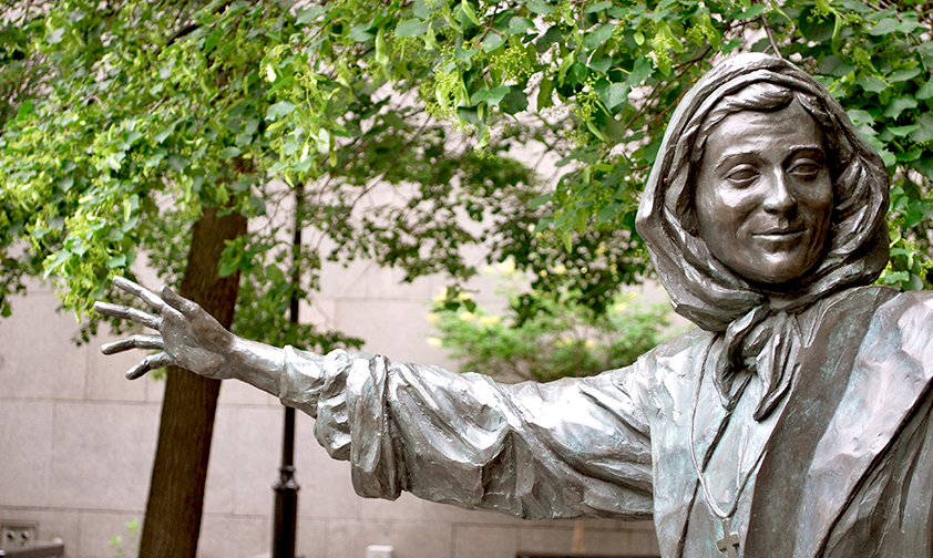 Statue de Ste Marguerite Bourgeoys - Montréal - © Stacey Shintani (CC BY-NC-SA 2.0)