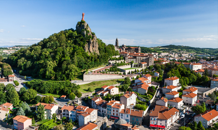 Les apparitions de Marie au Puy-en-Velay fondent le plus grand sanctuaire marial de la chrétienté médiévale